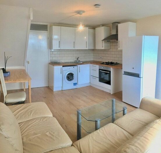 3 Bedroom Flat To Rent In Gilpin Crescent, Upper Edmonton, London, N18