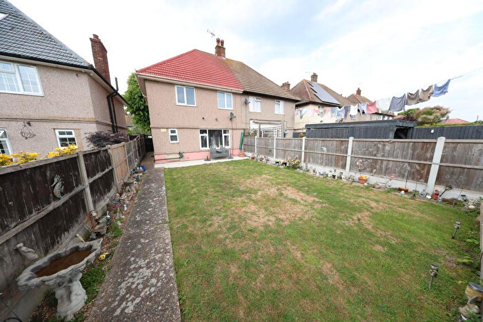 3 Bedroom Semi-Detached House To Rent In Spencer Walk, RM18