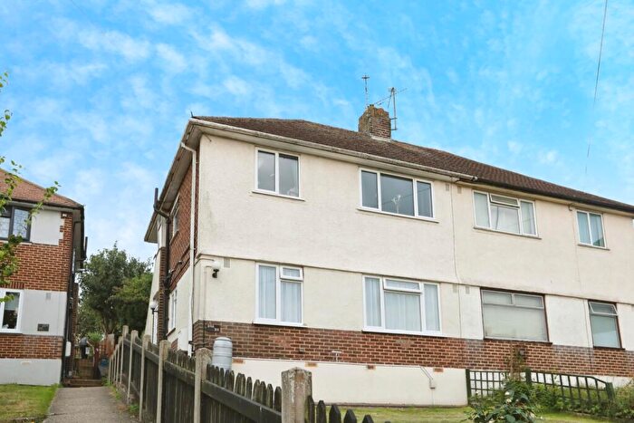 2 Bedroom Maisonette For Sale In Vale Drive, Chatham, Kent, ME5