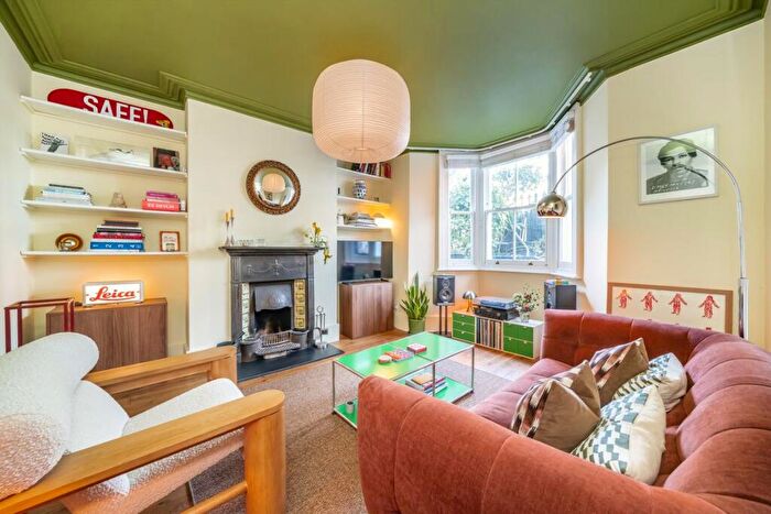 1 Bedroom Flat For Sale In Poole Road, Homerton, E9 - Photo 2