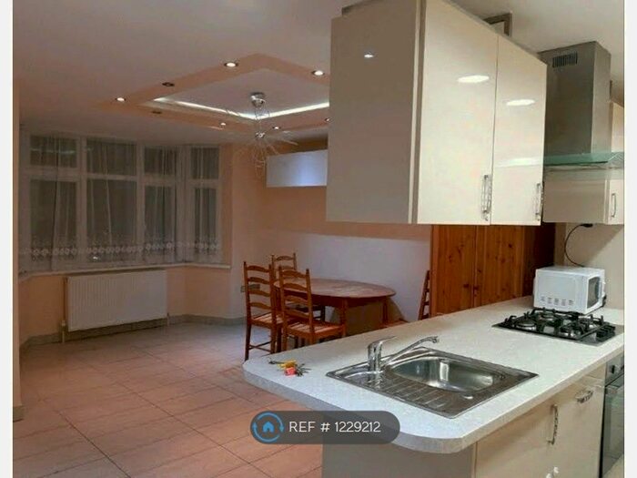 3 Bedroom Maisonette To Rent In Regarth Avenue, Romford RM1
