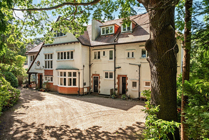 3 Bedroom Maisonette For Sale In Old Woking Road, West Byfleet, KT14
