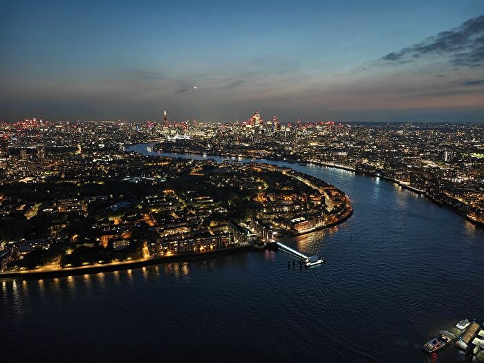 2 Bedroom Flat To Rent In Landmark Pinnacle, London, E14