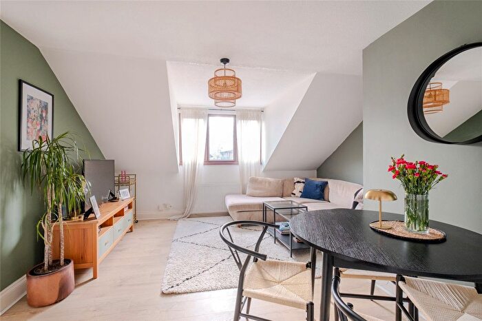 2 Bedroom Flat For Sale In Gleneldon Road, London, SW16