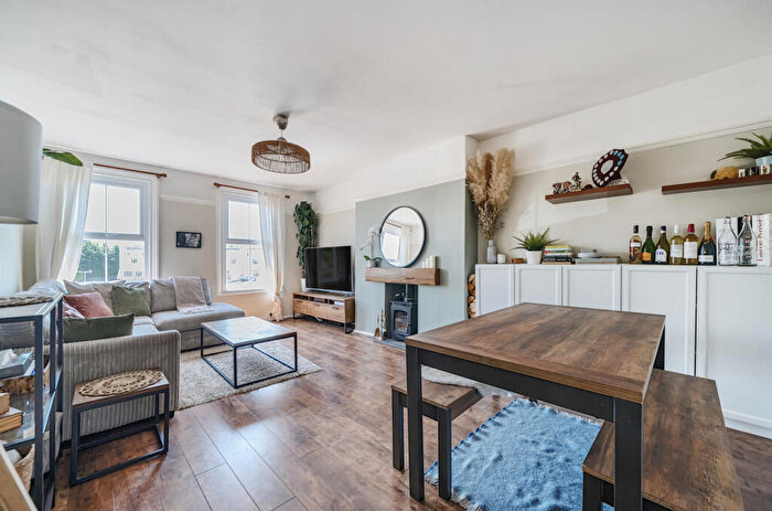 2 Bedroom Apartment For Sale In Oatlands Drive, Weybridge, Surrey, KT13