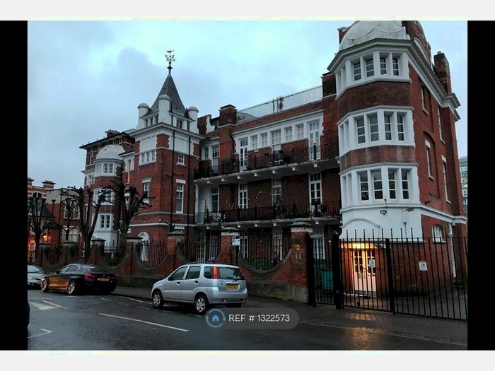 2 Bedroom Flat To Rent In Peacock House, London, SE5