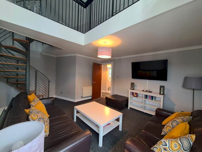 2 Bedroom Flat To Rent In Old Tolbooth Wynd, Edinburgh, EH8