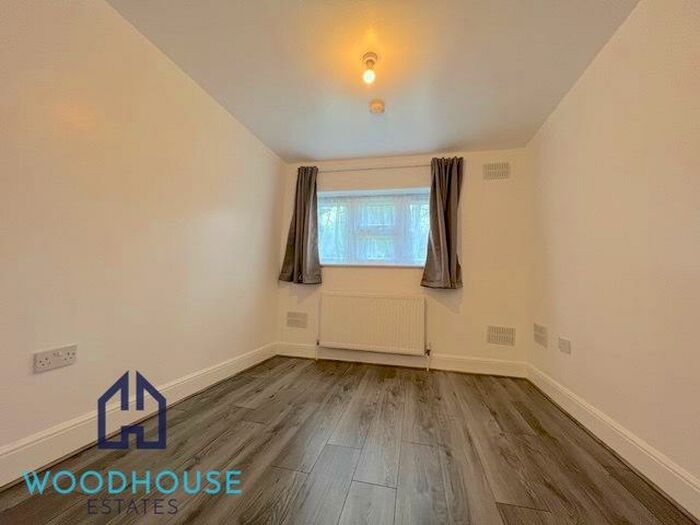 Studio To Rent In Woodland Road, London, N11