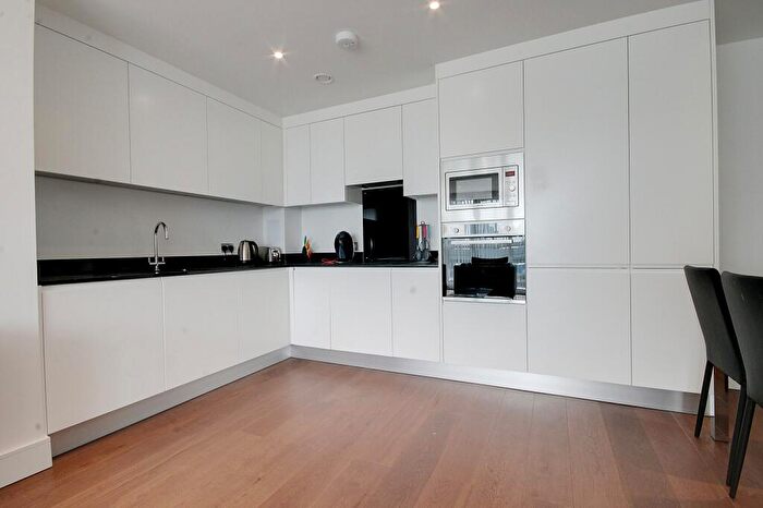 2 Bedroom Flat To Rent In Gateway Tower, Western Gateway, E16