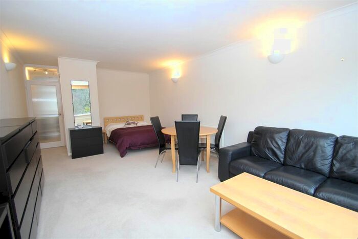 Studio To Rent In Putney Hill, London, SW15