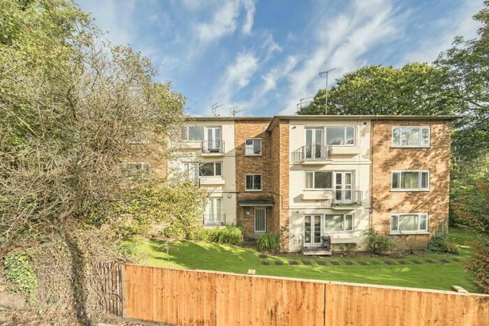 3 Bedroom Flat For Sale In Manor Hall Drive, London, NW4
