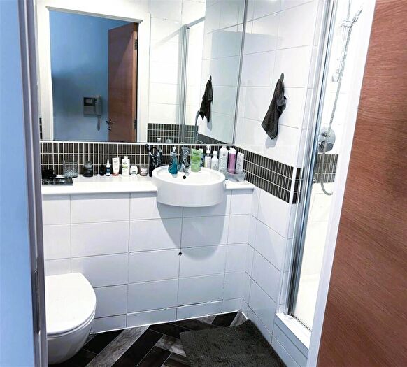2 Bedroom Flat For Sale In Waterfront Walk, Birmingham, B1