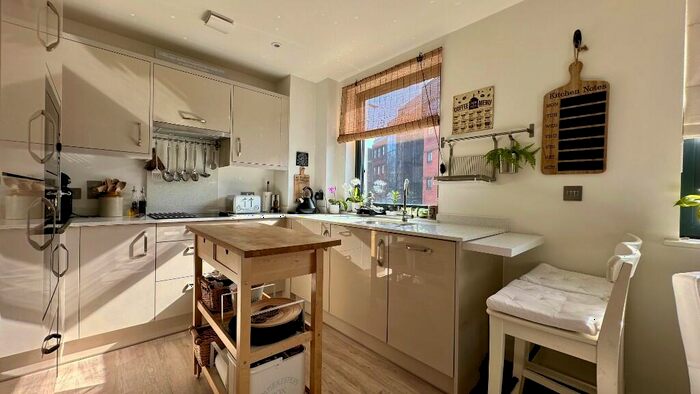 1 Bedroom Flat For Sale In High Street North, Poole, Dorset, BH15