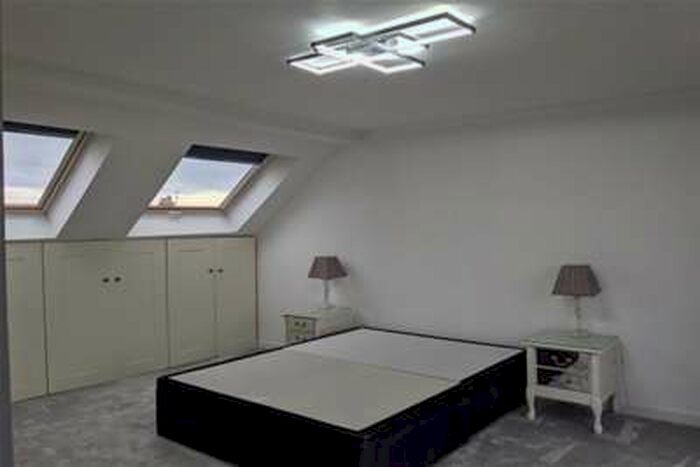 4 Bedroom Semi-Detached House To Rent In Peacock Drive, Heald Green, SK8