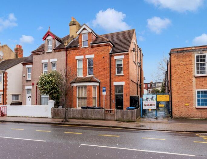 2 Bedroom Flat To Rent In Merton Road, London, SW19