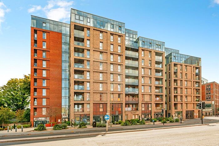 2 Bedroom Apartment For Sale In Marketfield Way, Redhill, RH1