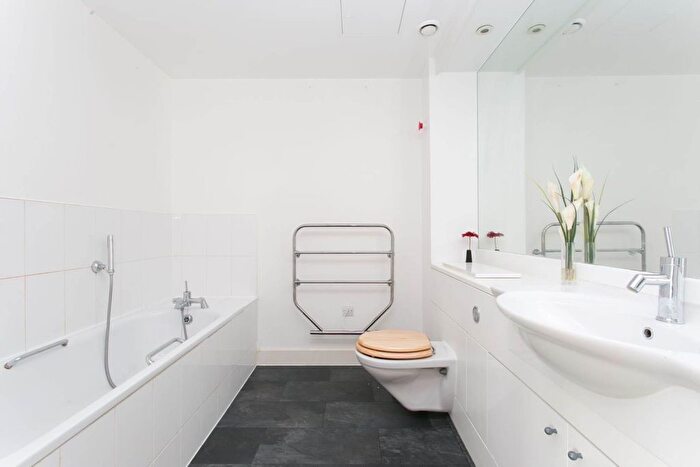 2 Bedroom Flat For Sale In Ebb Court, London, E16