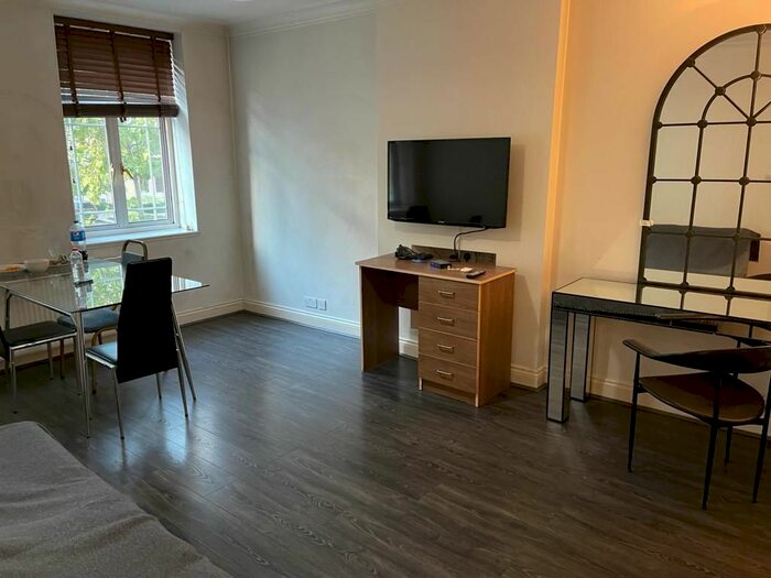 4 Bedroom Flat To Rent In Leonard Court, Edwardes Square, London, W8