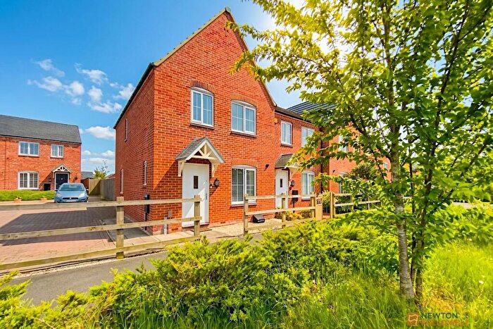 3 Bedroom Town House For Sale In Linacre Crescent, Syston, LE7