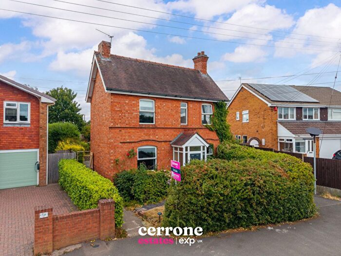 3 Bedroom Detached House For Sale In Barley Mow Lane, Catshill, Bromsgrove, B61