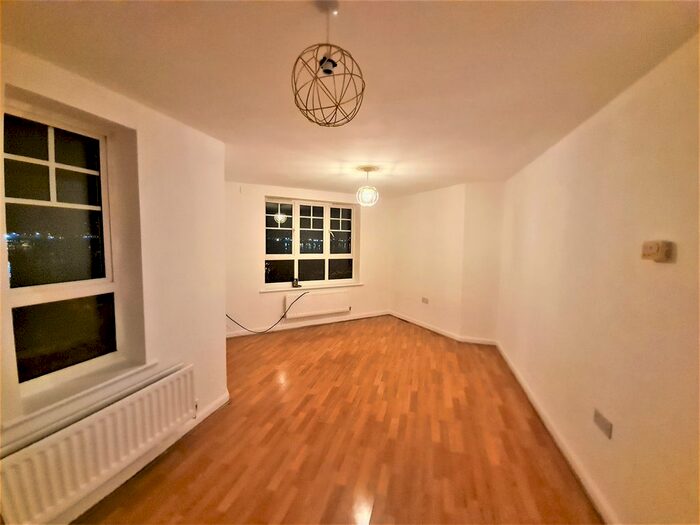 2 Bedroom Flat To Rent In Greenhaven Drive, Thamesmead, SE28