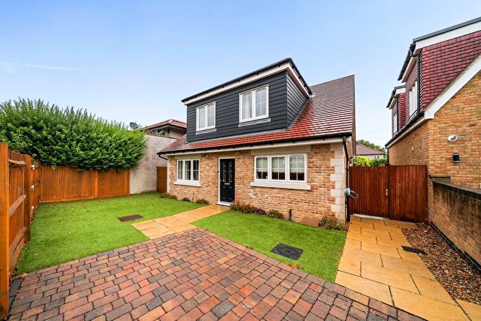 4 Bedroom Detached House For Sale In Lyndhurst Road, Bexleyheath, DA7