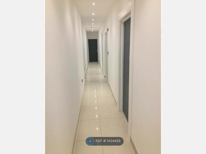 2 Bedroom Flat To Rent In High Street, Grays, RM17