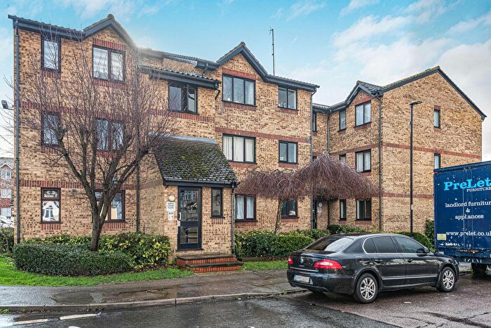 1 Bedroom Flat For Sale In Charlton Road, London, N9