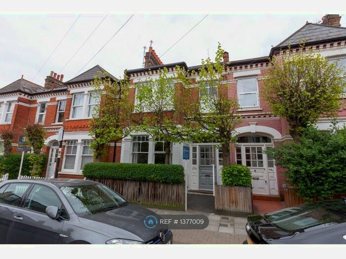 3 Bedroom Flat To Rent In Tooting Bec, London, SW17