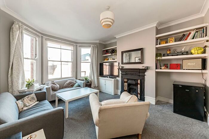 3 Bedroom Flat To Rent In Broadwater Road, London, SW17