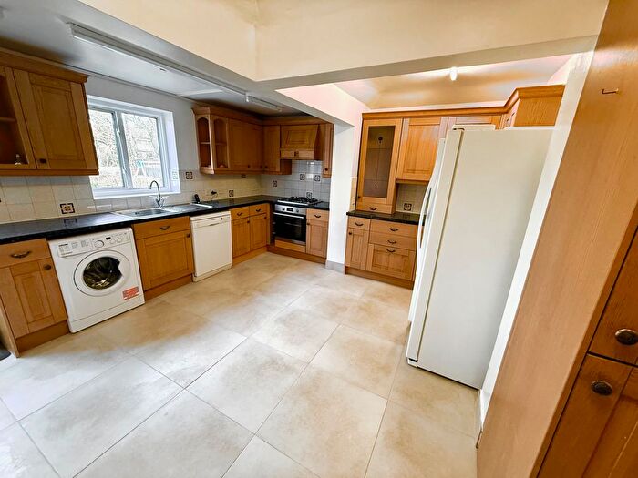 3 Bedroom Bungalow To Rent In Harrow Way, Watford, WD19