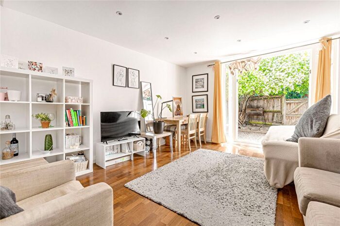 3 Bedroom Maisonette To Rent In Sunbury Lane, Battersea Park, SW11