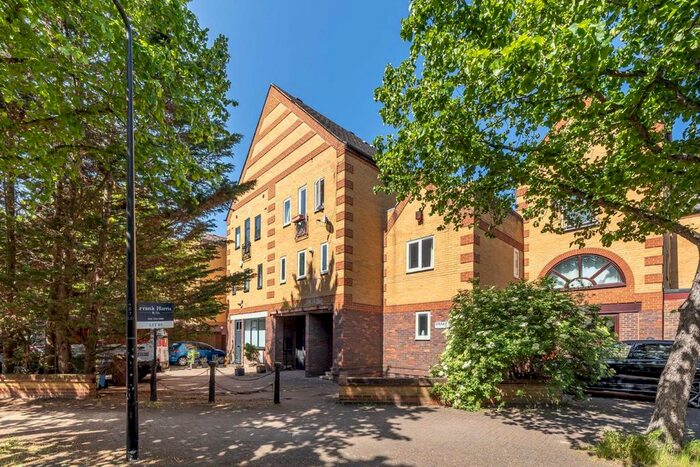 3 Bedroom Semi-Detached House To Rent In Drake Close, London, SE16