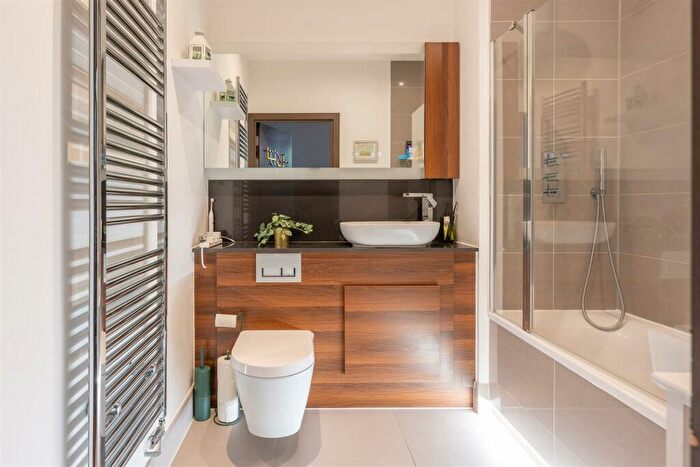 2 Bedroom Apartment For Sale In Smeed Road, Bow, E3