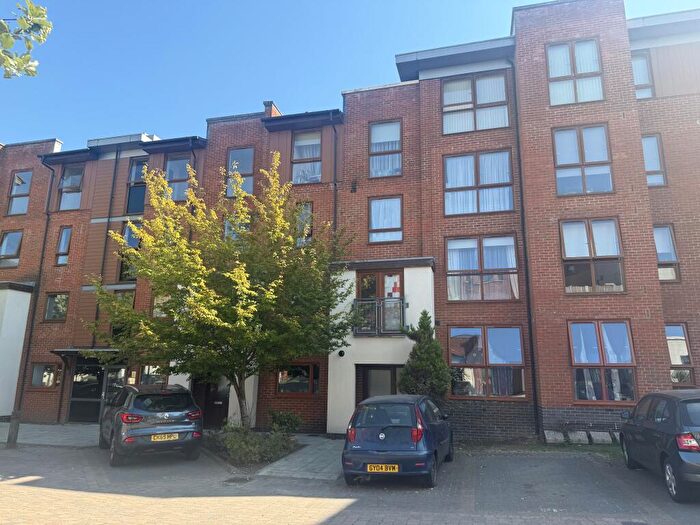 2 Bedroom Flat To Rent In Rampling Court, Commonwealth Drive, Three Bridges, Crawley, West Sussex, RH10