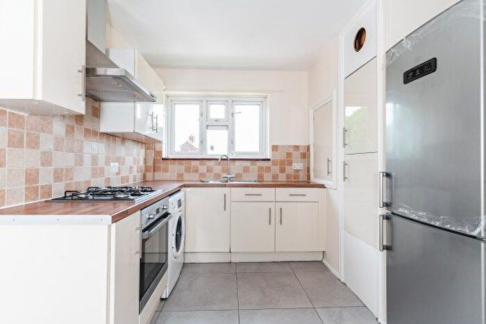 3 Bedroom Flat To Rent In Churchfields, London, E18