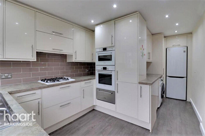 3 Bedroom Bungalow To Rent In Chestnut Grove, Ilford, IG6