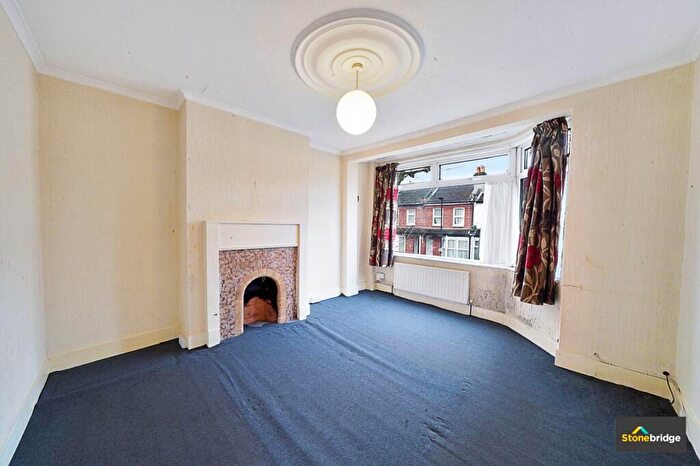 2 Bedroom Flat For Sale In Landseer Avenue, London, E12