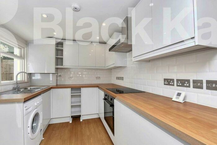 3 Bedroom Flat To Rent In Henshaw Street, SE17