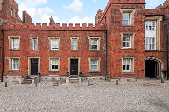 3 Bedroom Flat For Sale In Langhorne Street, London, SE18