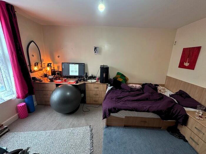 2 Bedroom Terraced House To Rent In Kelsall Road, Hyde Park, Leeds, LS6