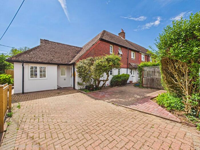 3 Bedroom Semi-Detached House For Sale In Oakley Road, Tadley, RG26