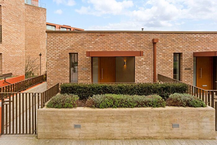 2 Bedroom Flat For Sale In The Claves, Mill Hill, NW7