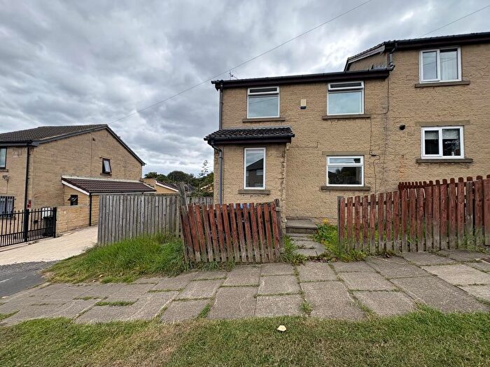 3 Bedroom Semi-Detached House To Rent In The Bank, Bradford, West Yorkshire, BD10