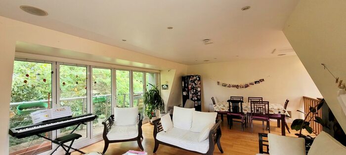 4 Bedroom Detached House To Rent In Alexandra Park Road, Wood Green, London, N22