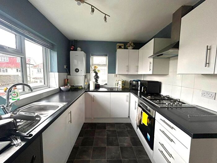 2 Bedroom Flat To Rent In Summit Close, Edgware, HA8