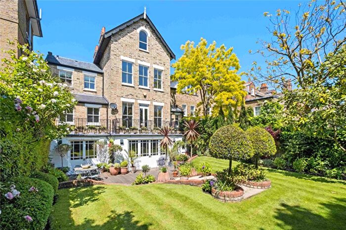 7 Bedroom Semi-Detached House For Sale In Hawthorne House, Wandle Road, SW17