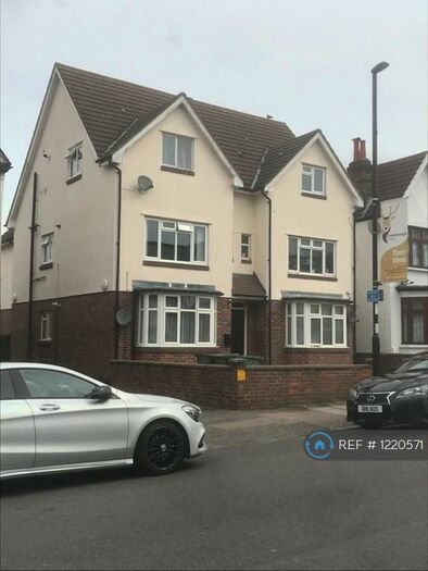 2 Bedroom Flat To Rent In Holly Court, London, SE6