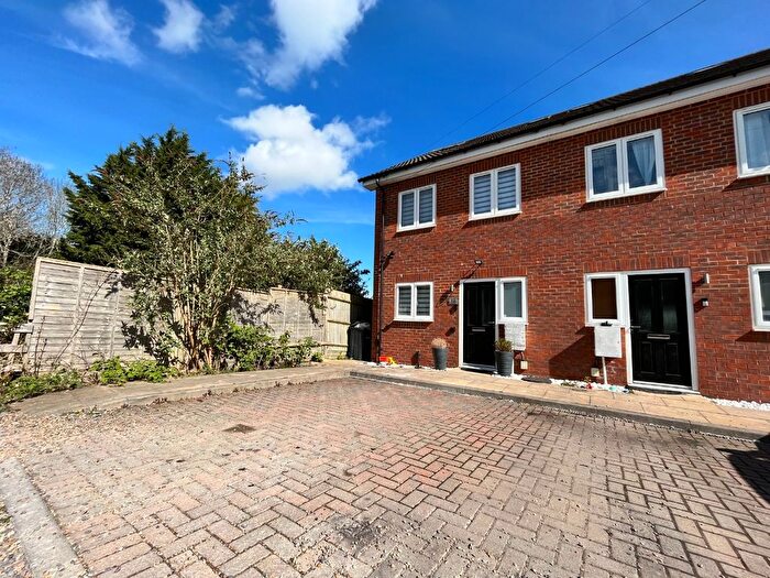 3 Bedroom Semi-Detached House To Rent In Deanes Close, Luton, Bedfordshire, LU1