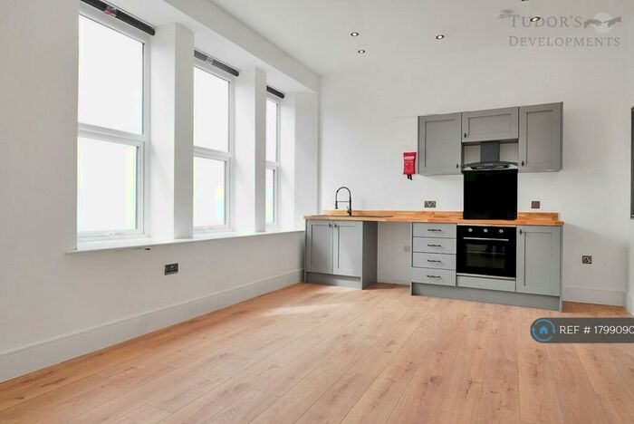 1 Bedroom Flat To Rent In Tudor House, Brighouse, HD6